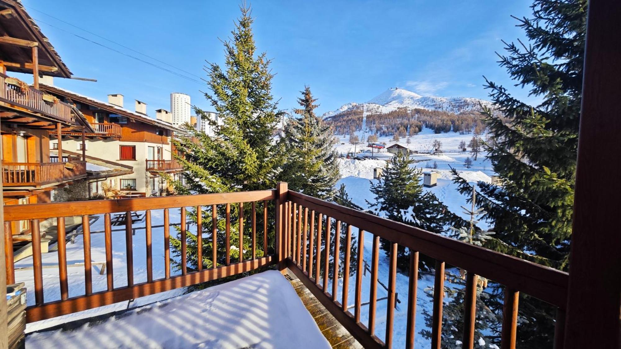 Hostdomus - Imperial Chalet Vila Sestriere Exterior foto